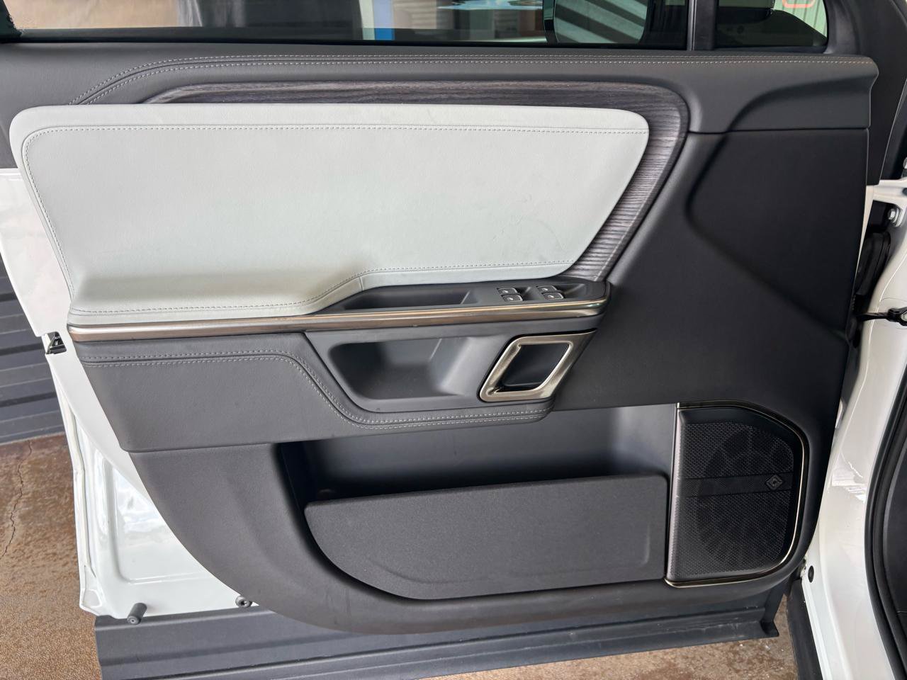 Used 2024 Rivian R1S Adventure AWD/4WD image 15