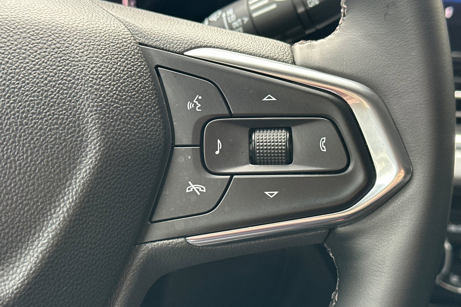 Used 2025 Chevrolet Trax LT w/ Driver Confidence Package image 32