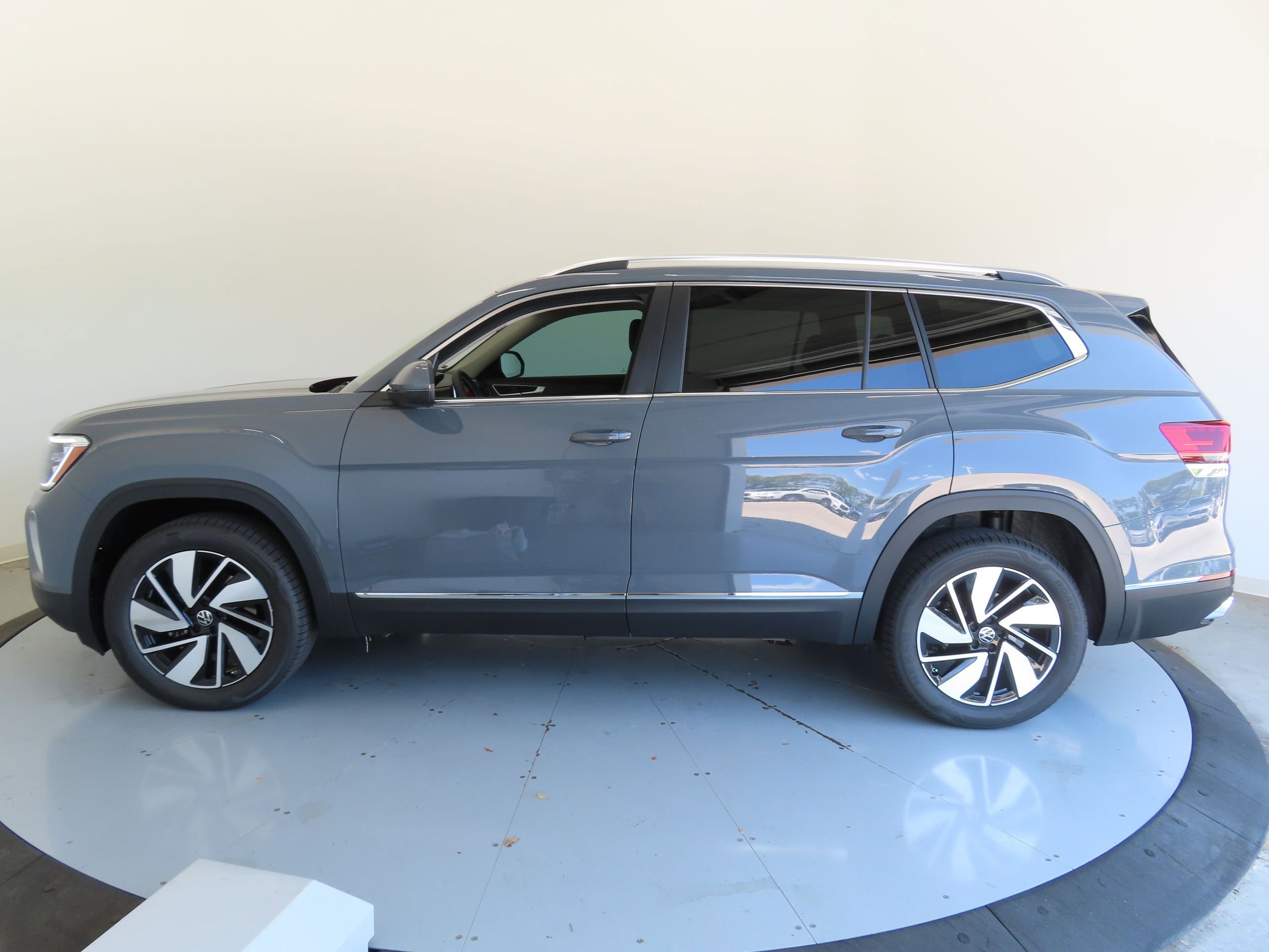 New 2025 Volkswagen Atlas SEL image 8