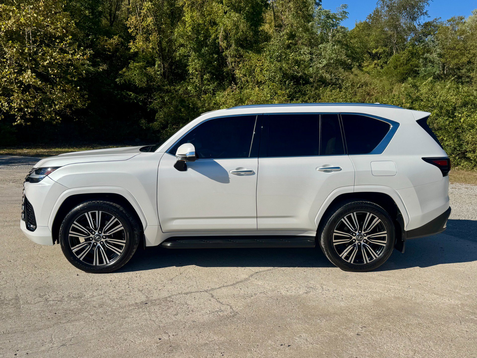 Used 2024 Lexus LX 600 4WD w/ Luxury Package image 7