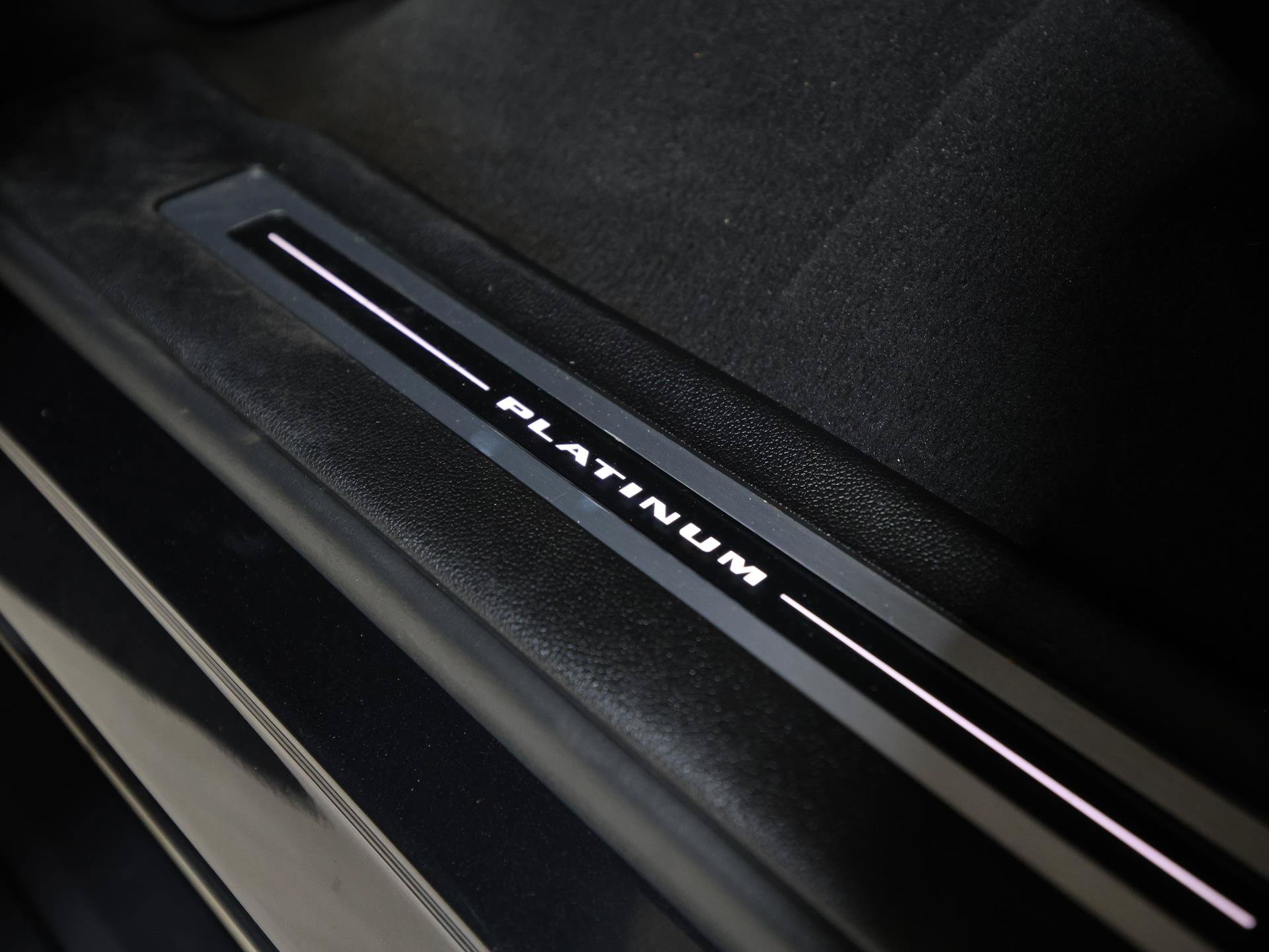 Used 2019 Cadillac Escalade ESV Platinum RWD image 29