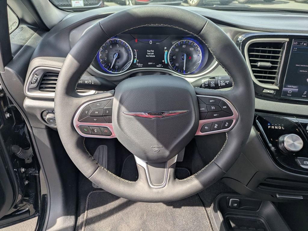 Used 2025 Chrysler Pacifica Select image 18
