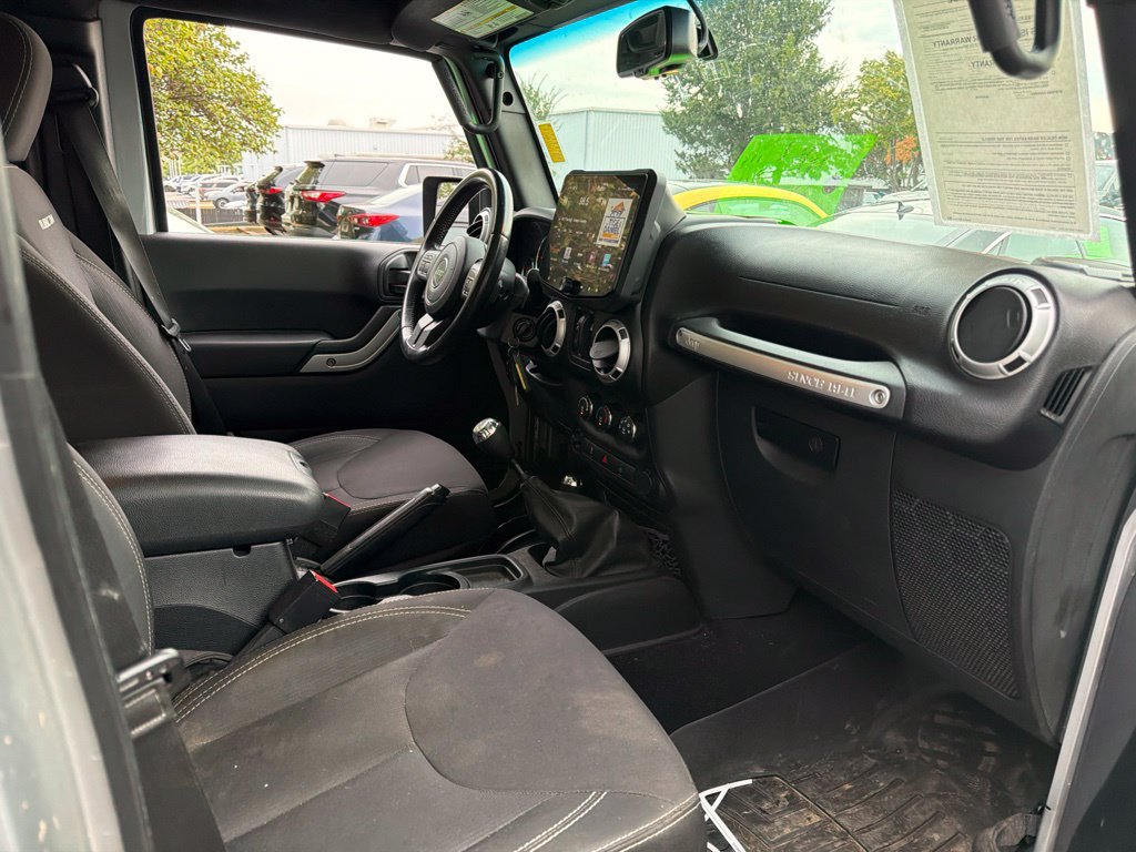 Used 2015 Jeep Wrangler Unlimited Rubicon w/ Connectivity Group AWD/4WD image 5