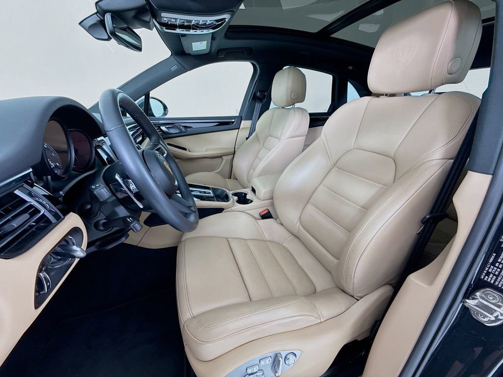 Certified 2025 Porsche Macan image 5