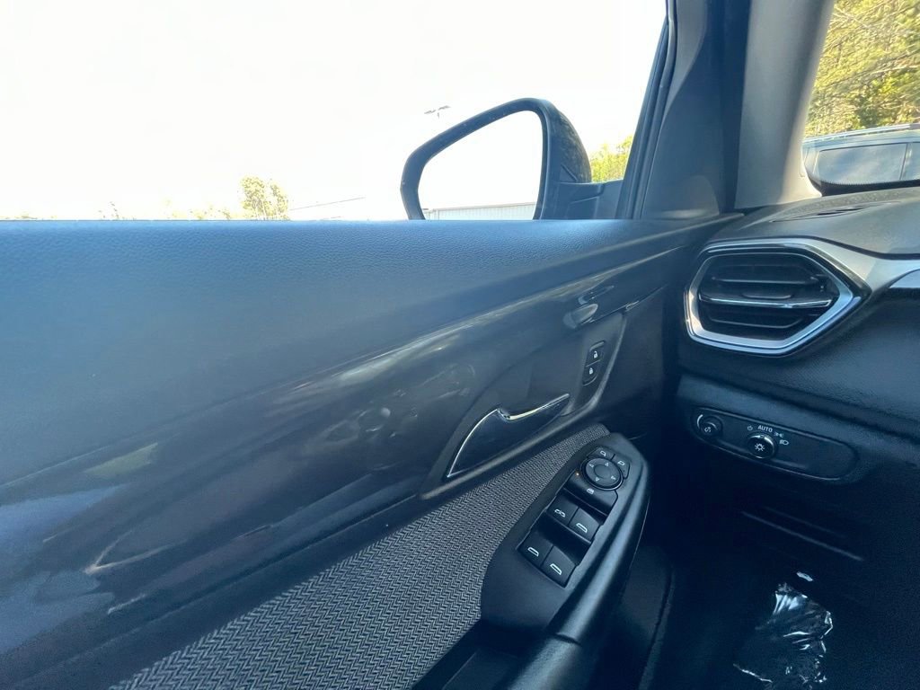 Used 2025 Chevrolet TrailBlazer LT FWD image 18