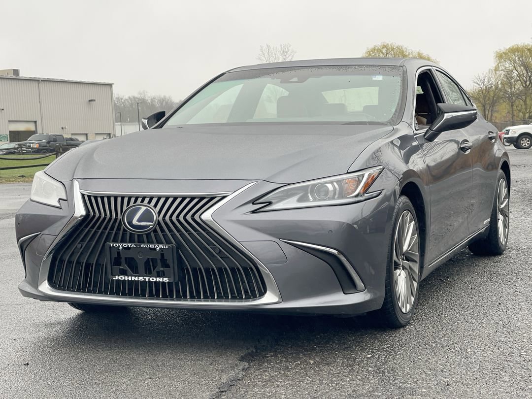 Used 2019 Lexus ES 300h w/ Accessory Package FWD image 2