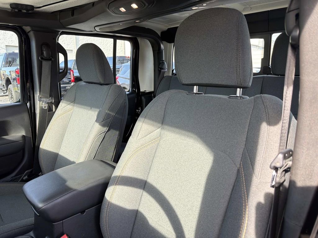 Used 2025 Jeep Gladiator Sport image 22