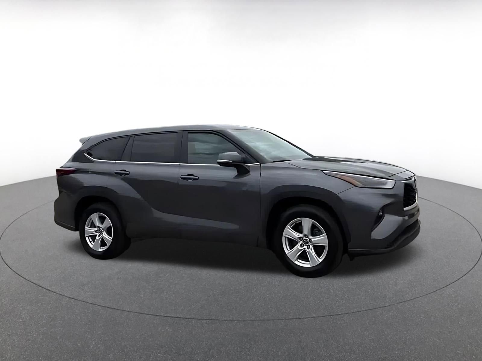 Used 2025 Toyota Highlander LE FWD image 2