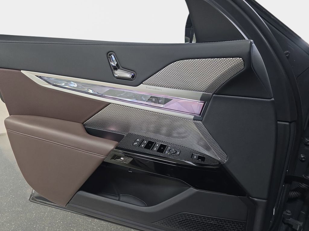 Certified 2023 BMW 740i w/ Parking Assistance Package image 27