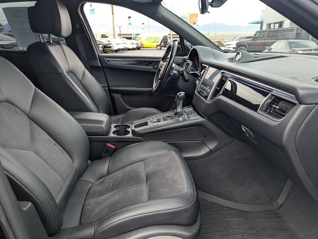 Used 2018 Porsche Macan AWD/4WD image 34