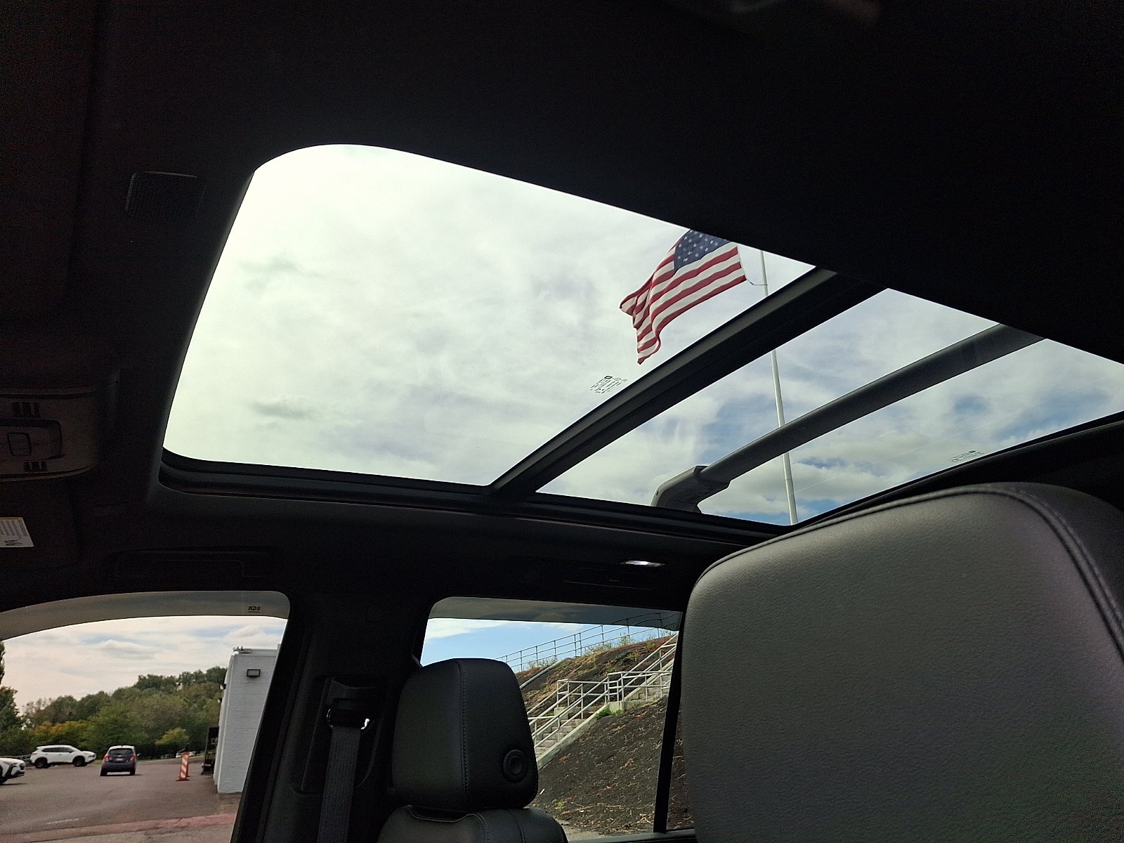 Used 2021 Chevrolet Tahoe Z71 w/ Luxury Package AWD/4WD image 15