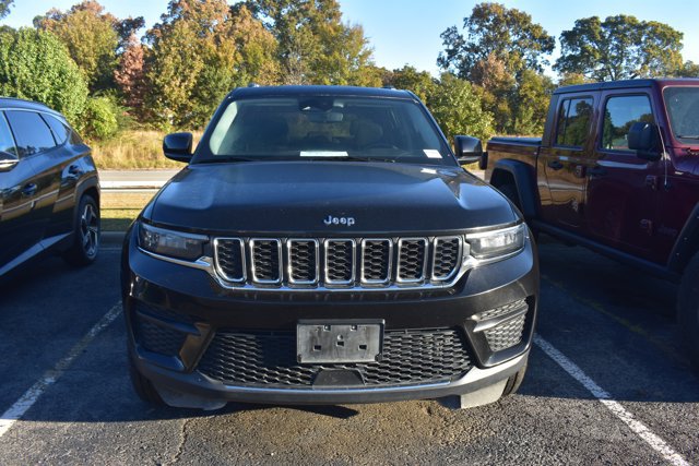 Used 2024 Jeep Grand Cherokee Laredo AWD/4WD image 2