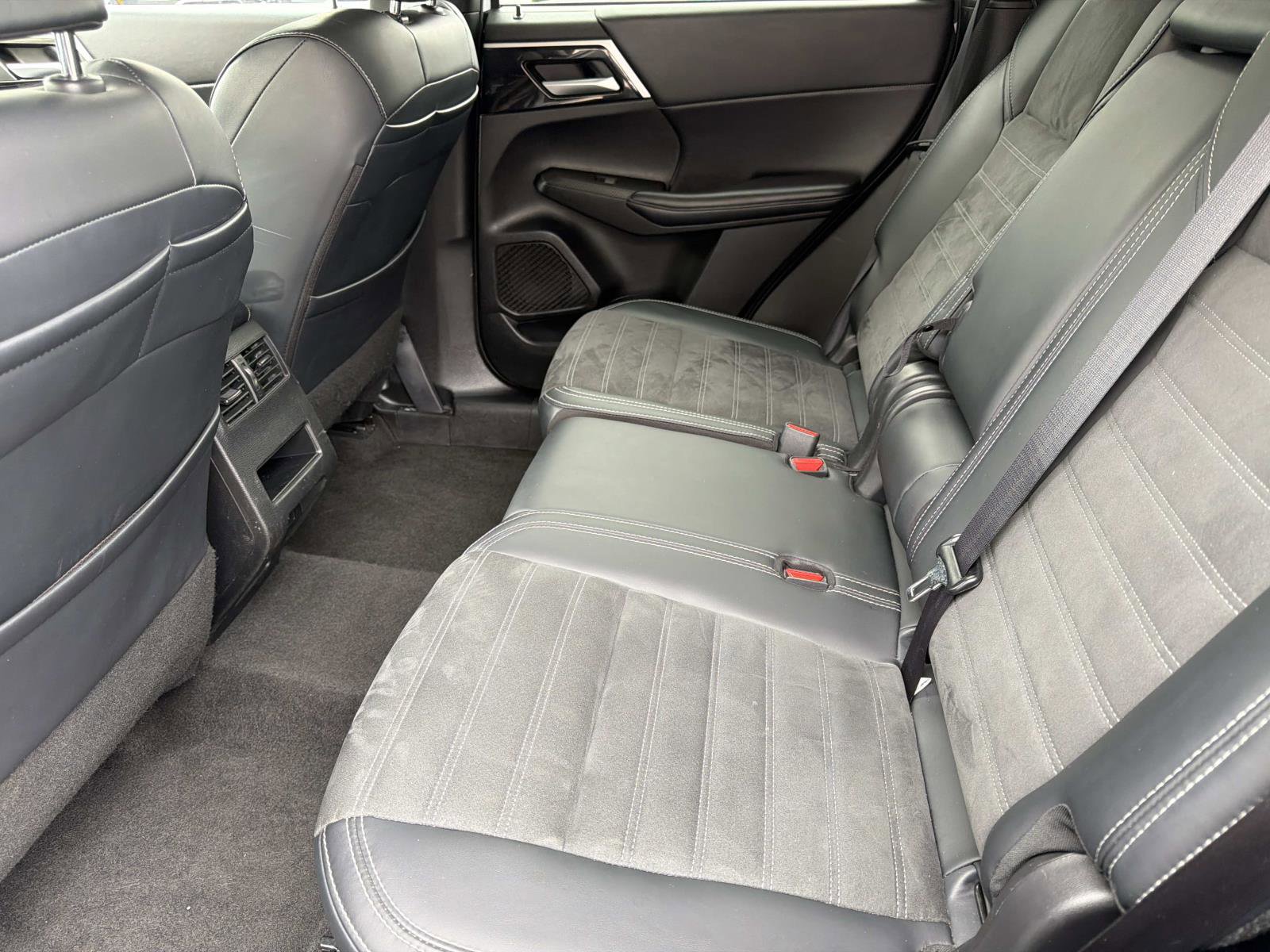 Used 2024 Mitsubishi Outlander FWD image 10
