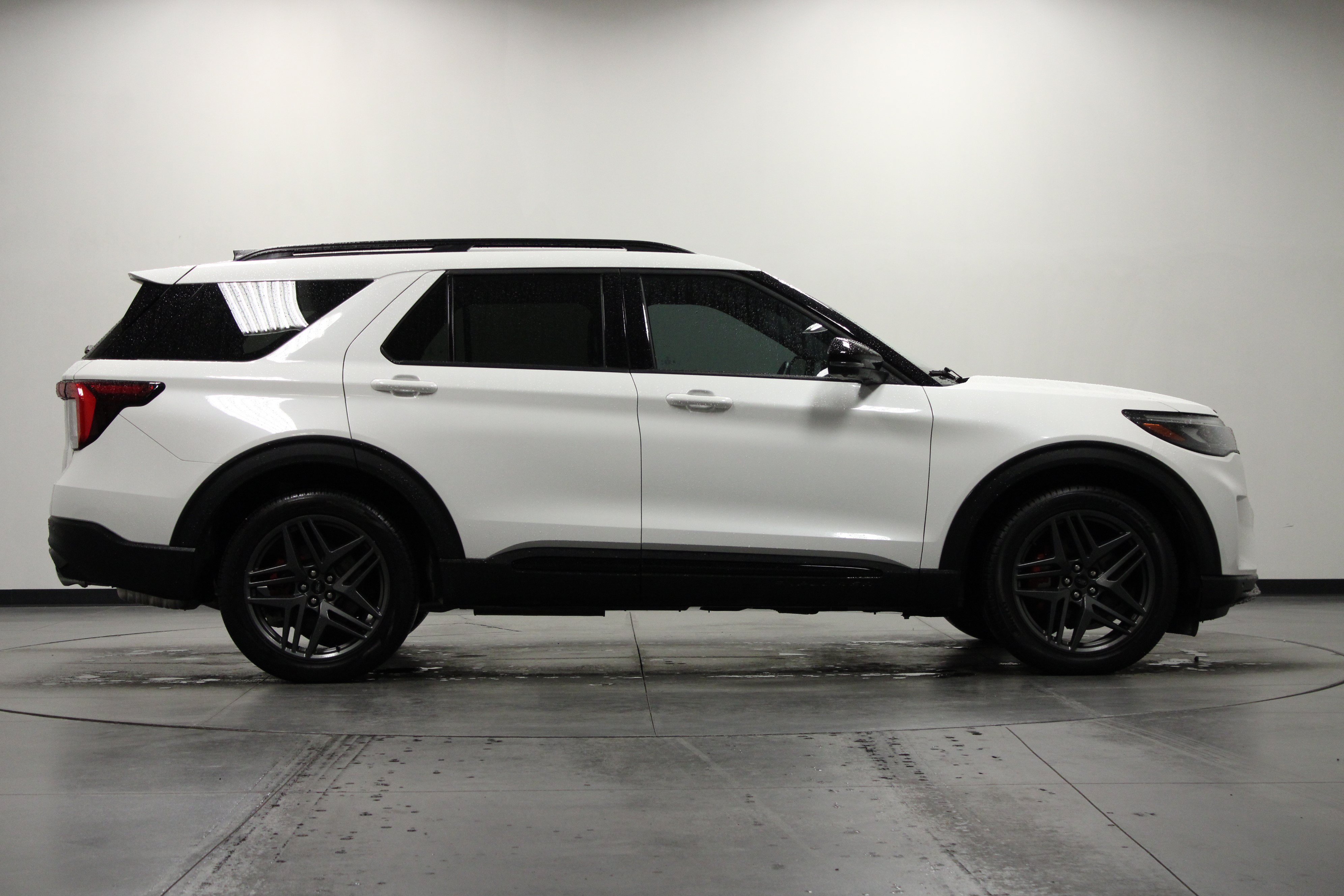 Used 2025 Ford Explorer ST AWD/4WD image 3