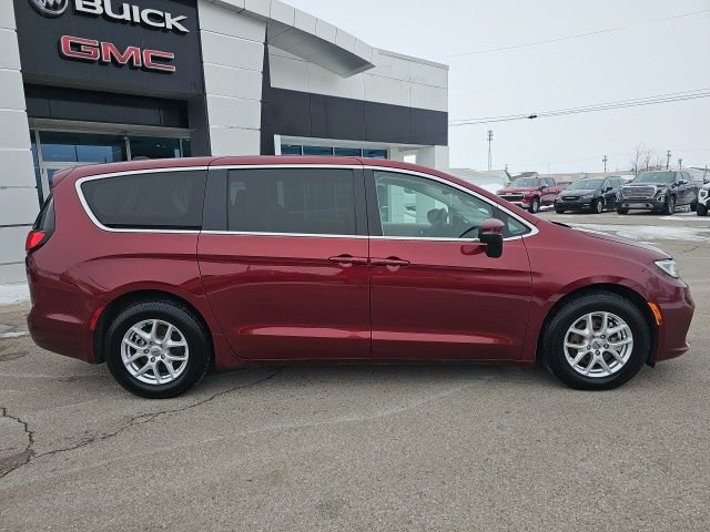 Used 2023 Chrysler Pacifica Touring-L image 8