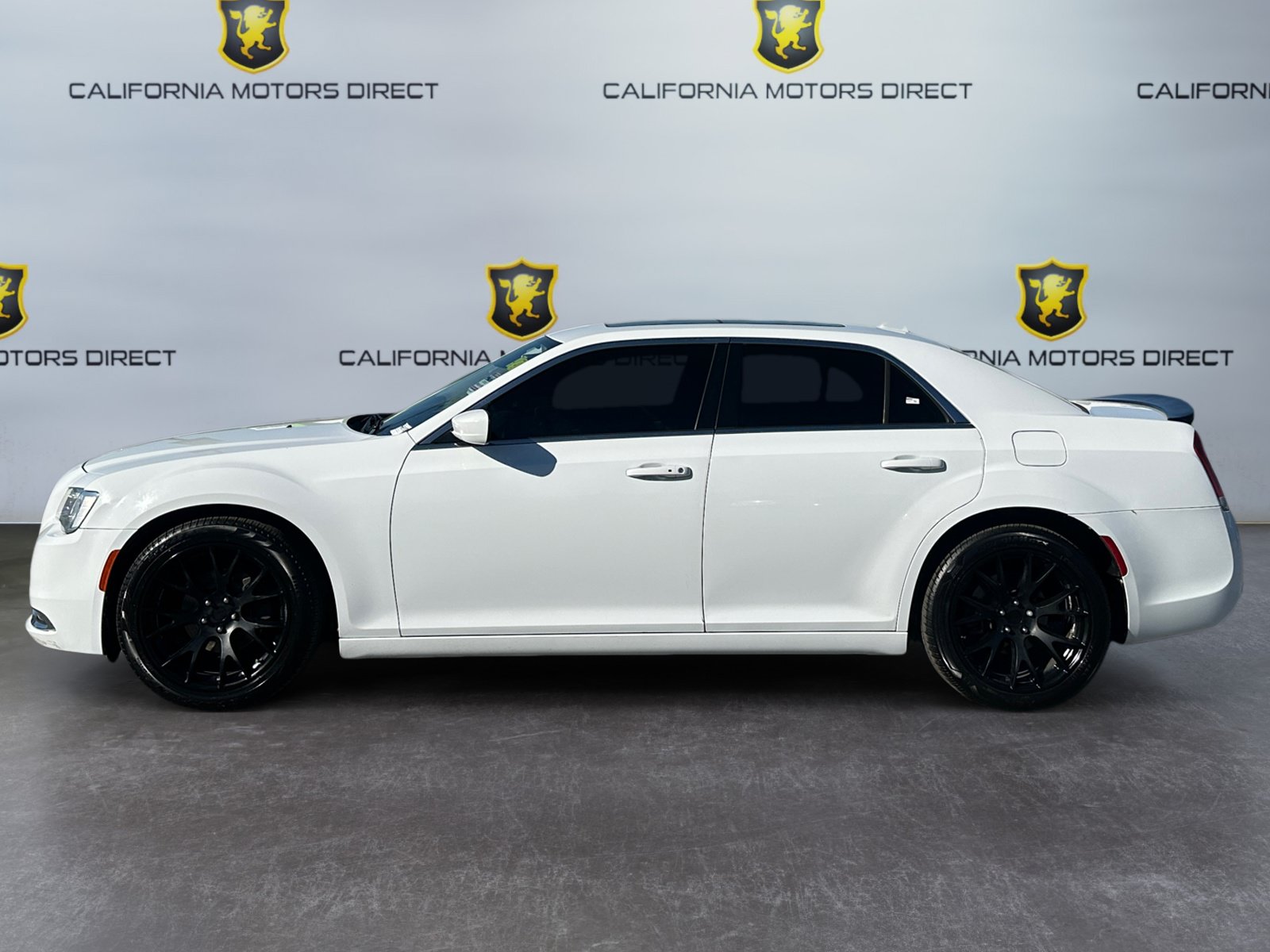 Used 2017 Chrysler 300 Limited w/ Value Package RWD image 2
