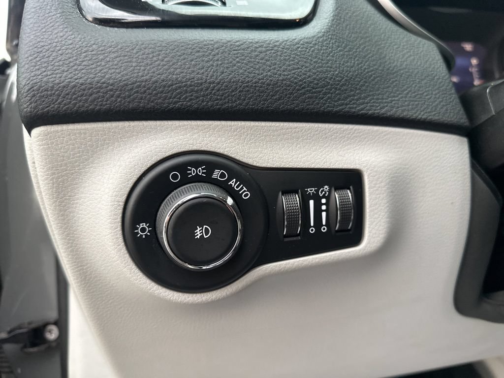 Used 2019 Jeep Compass Limited AWD/4WD image 13
