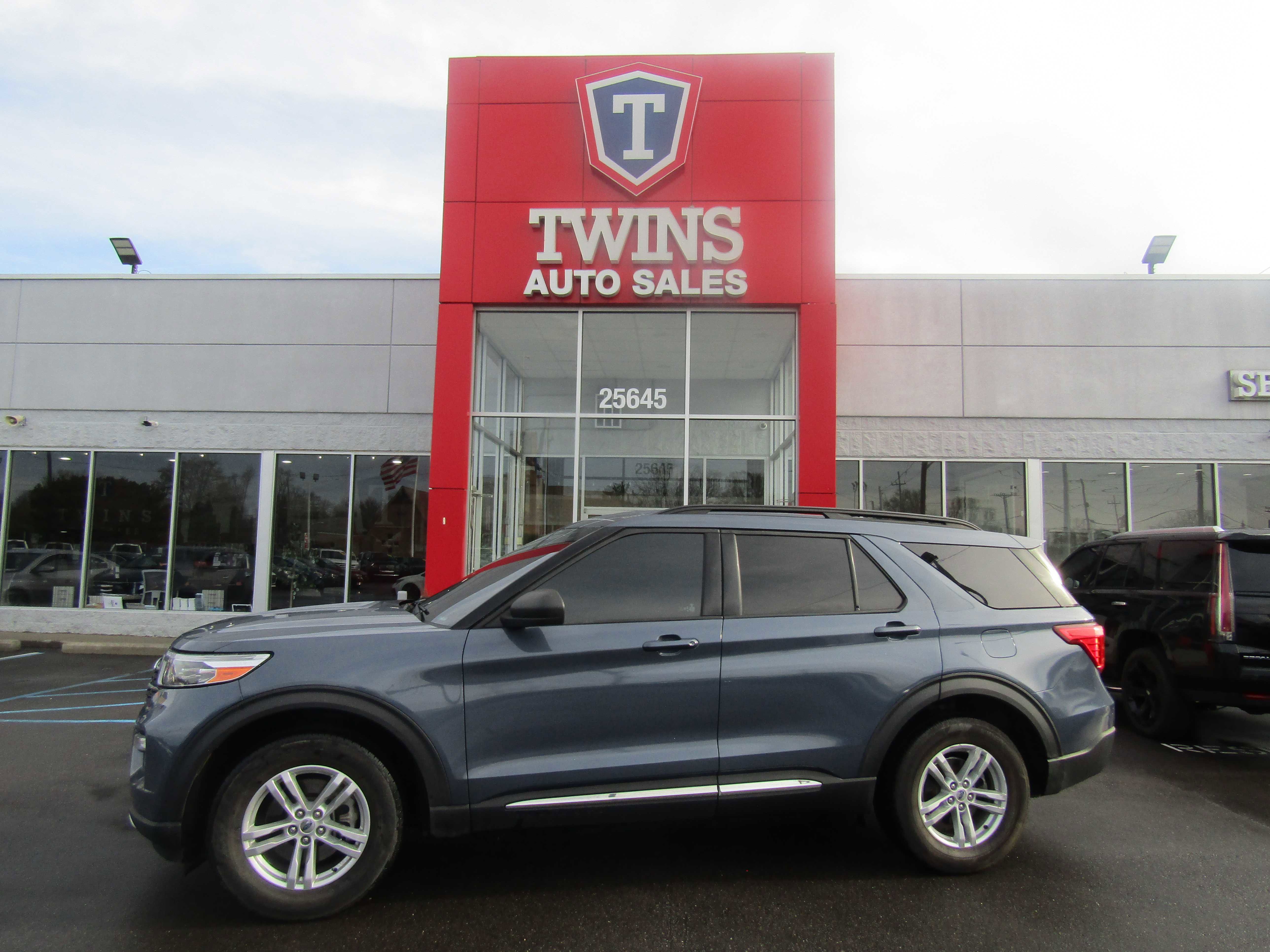 Used 2021 Ford Explorer XLT w/ Equipment Group 202A AWD/4WD image 1