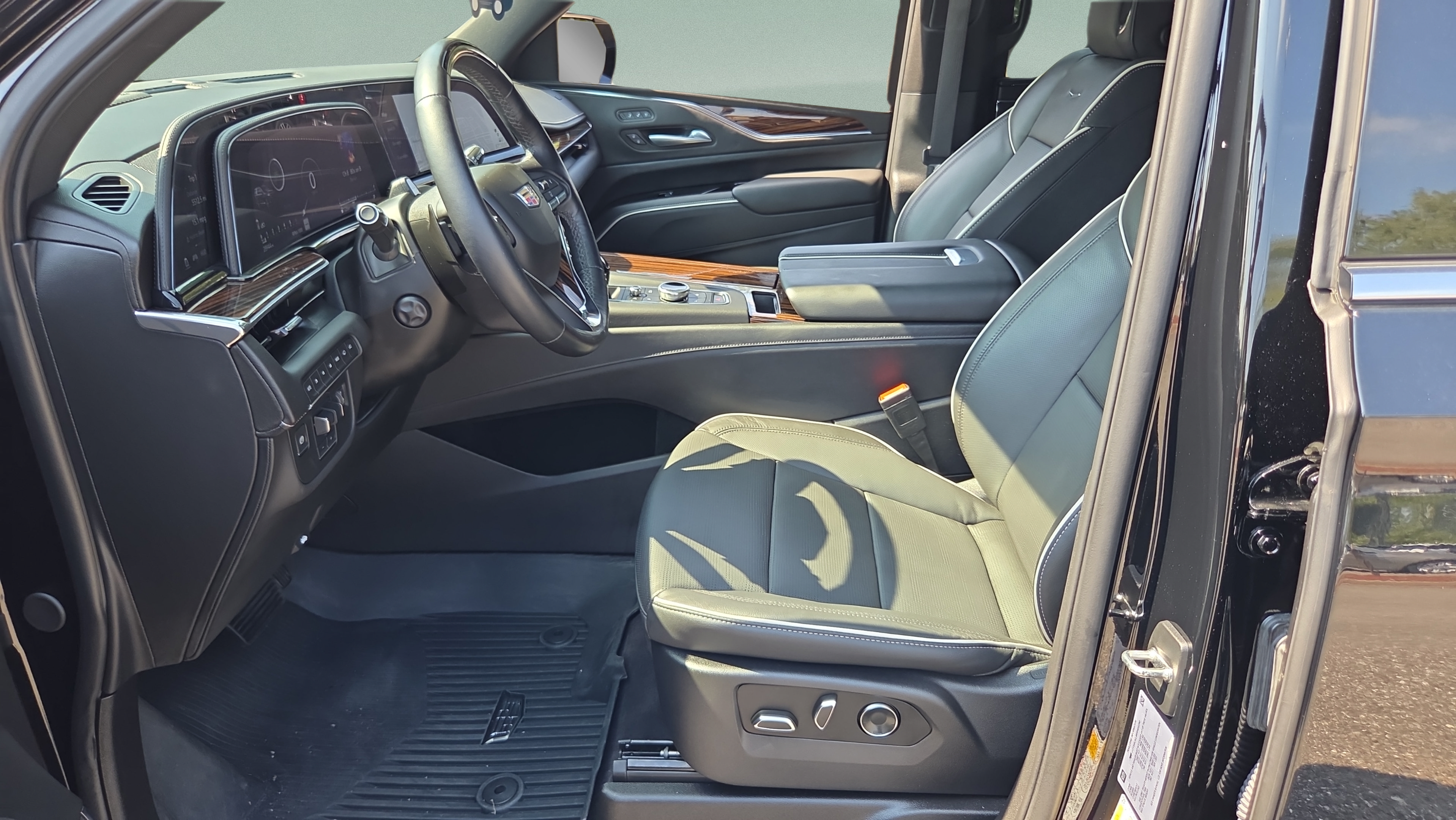 Used 2024 Cadillac Escalade Premium Luxury w/ Performance Package AWD/4WD image 9