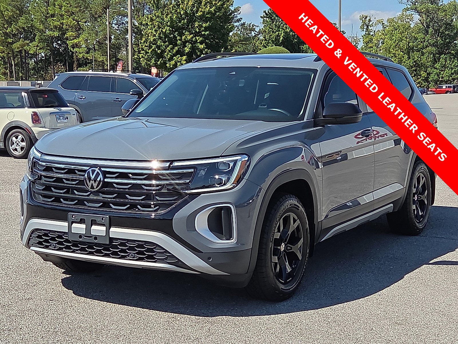 Used 2025 Volkswagen Atlas Peak Edition SE AWD/4WD image 2