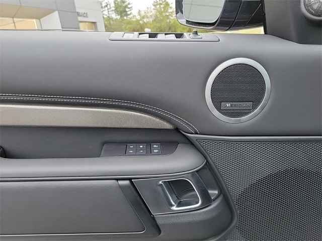 New 2024 Land Rover Discovery Metropolitan Edition image 12