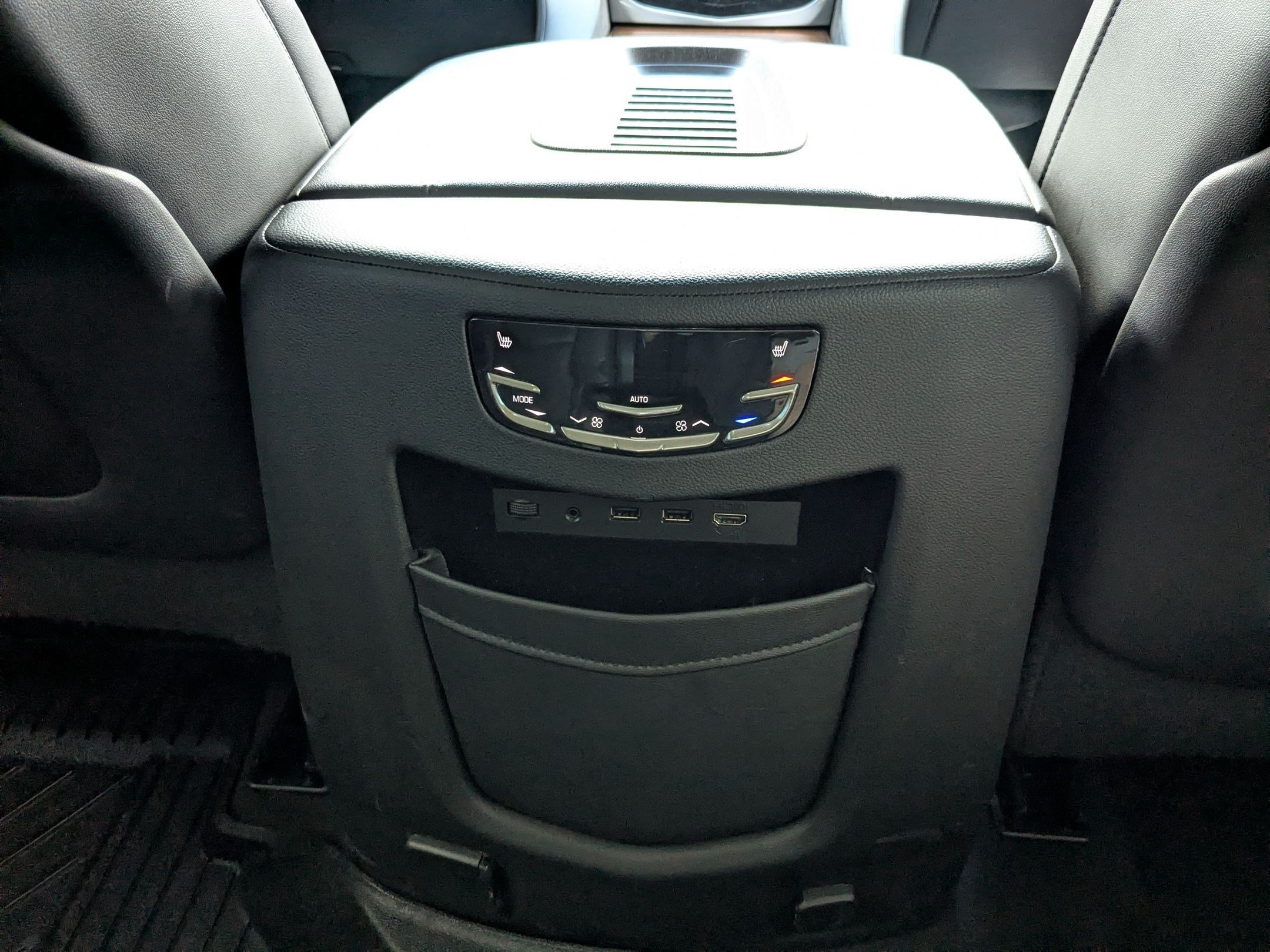 Certified 2020 Cadillac Escalade Premium Luxury AWD/4WD image 28