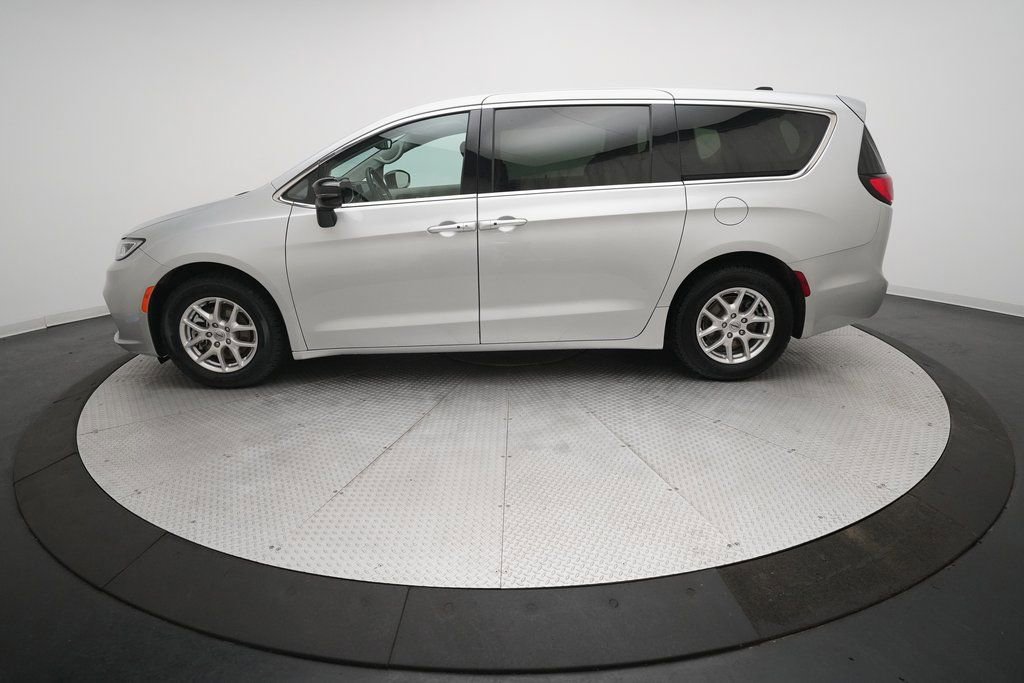 Used 2024 Chrysler Pacifica Touring-L image 24