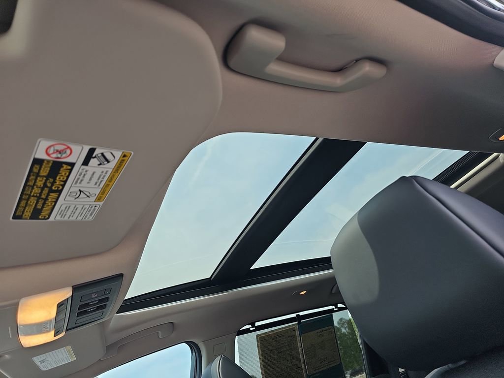 Used 2025 Nissan Rogue SV w/ SV Premium Package image 33