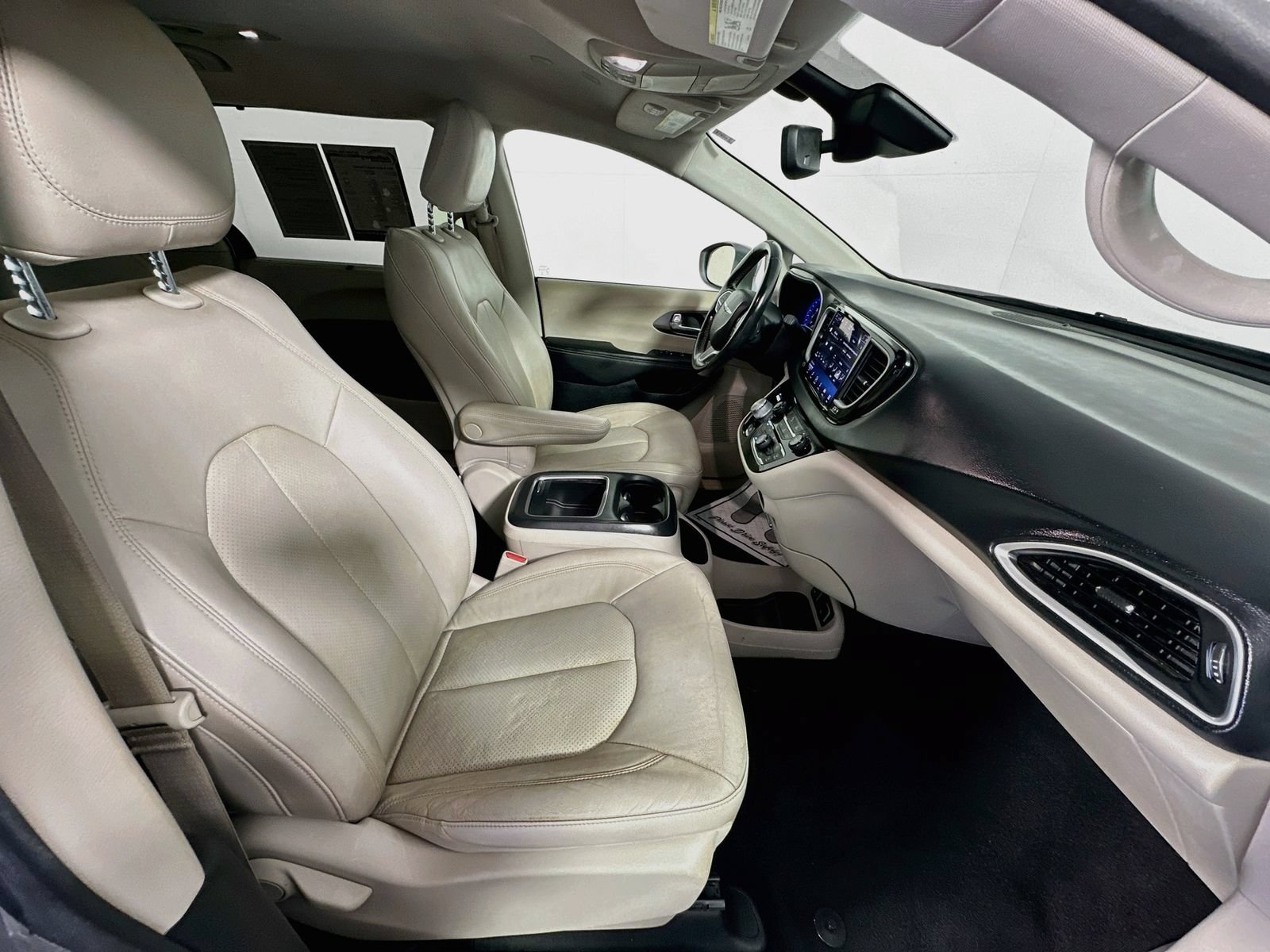Used 2021 Chrysler Pacifica Touring-L FWD image 28
