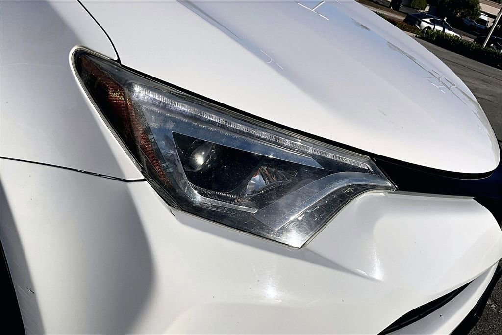 Used 2018 Toyota RAV4 SE w/ Advanced Technology Package image 32