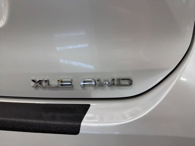 Certified 2024 Toyota Highlander AWD image 9