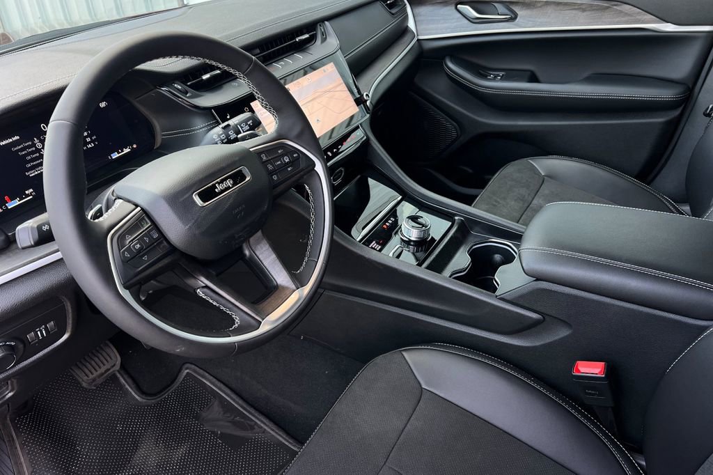 New 2026 Jeep Grand Cherokee Altitude image 10