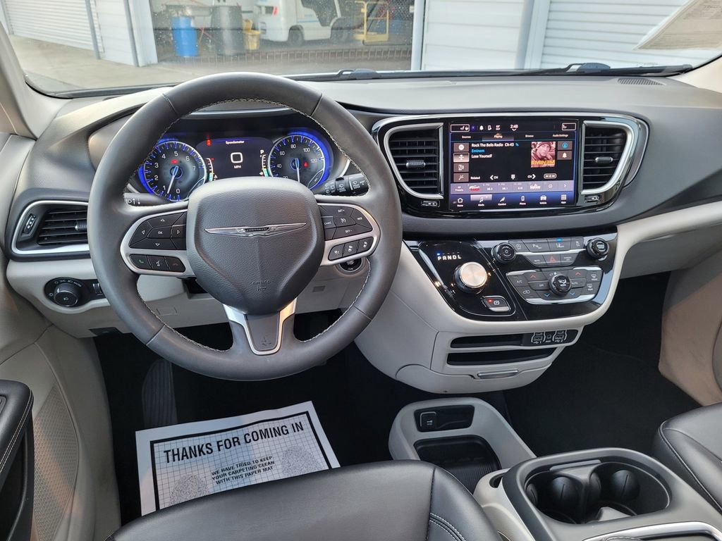 Used 2024 Chrysler Pacifica Touring-L image 19