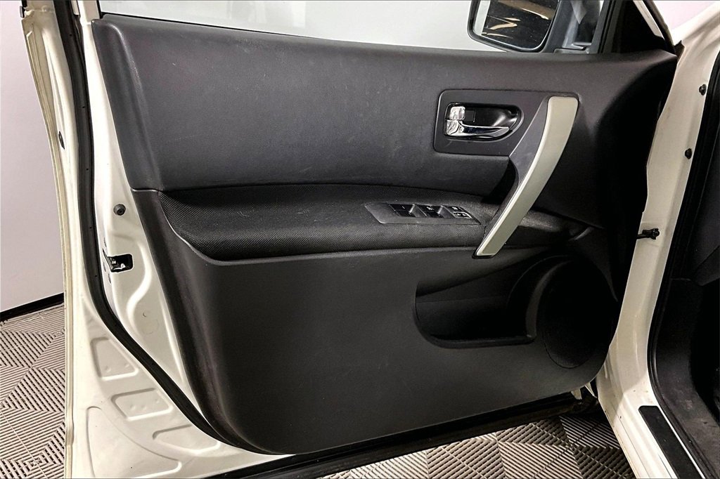 Used 2013 Nissan Rogue SV w/ Premium Pkg image 18