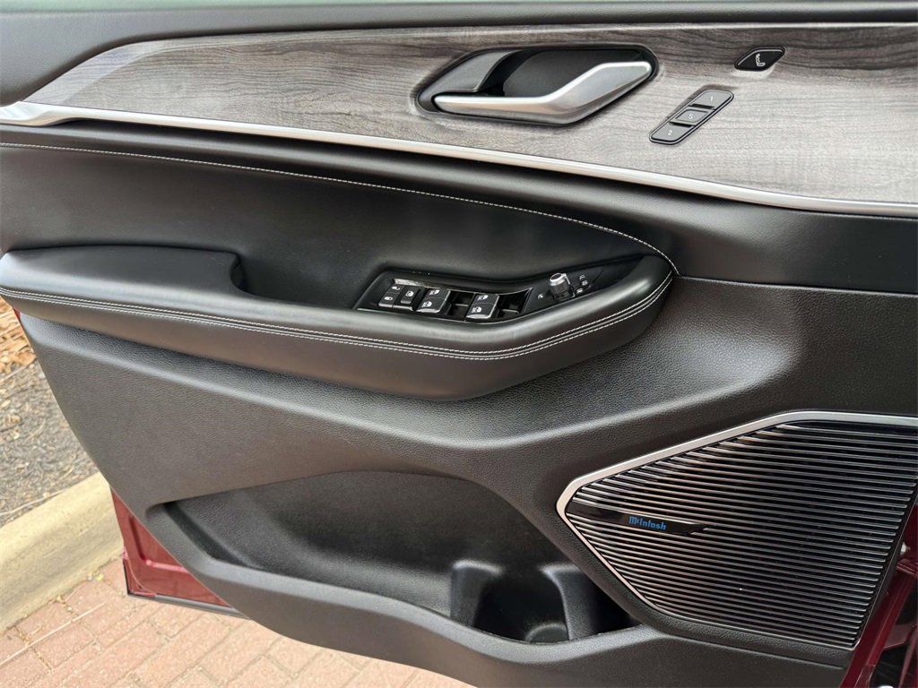 Used 2022 Jeep Grand Cherokee Overland w/ Luxury Tech Group IV image 16