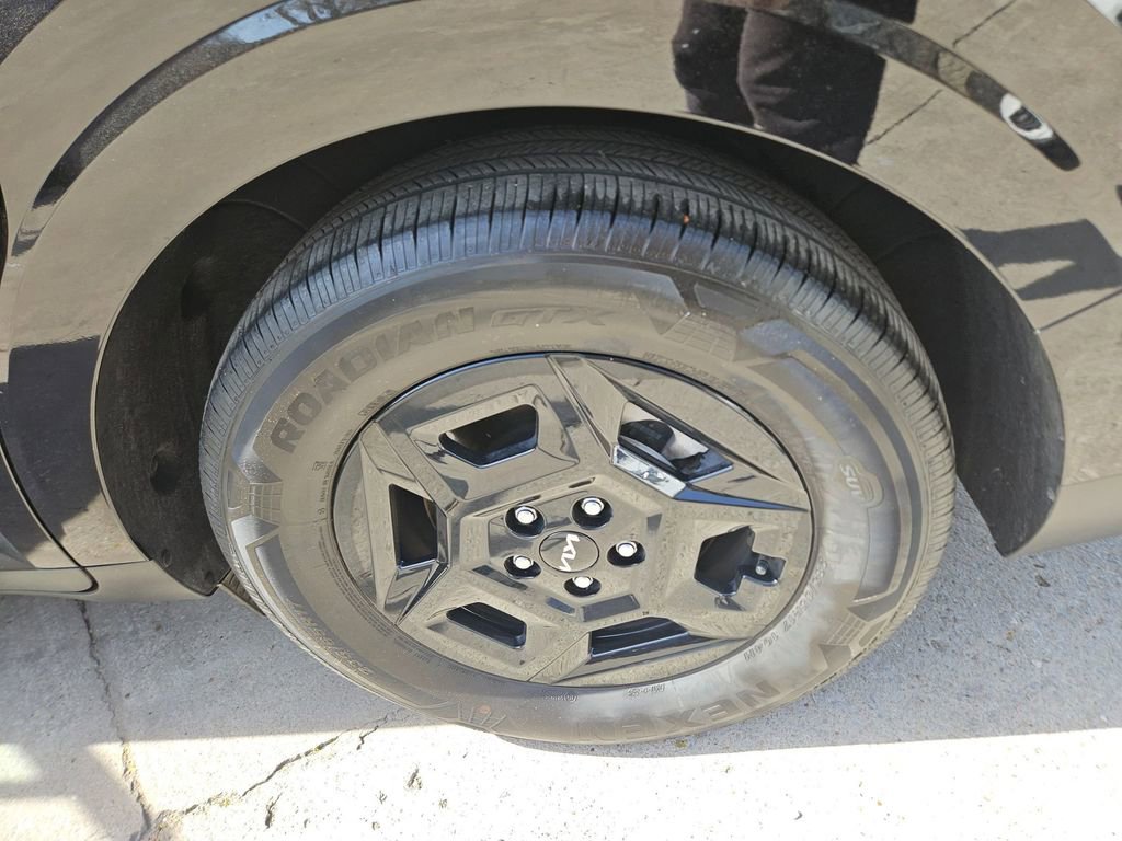 Used 2025 Kia Carnival image 25