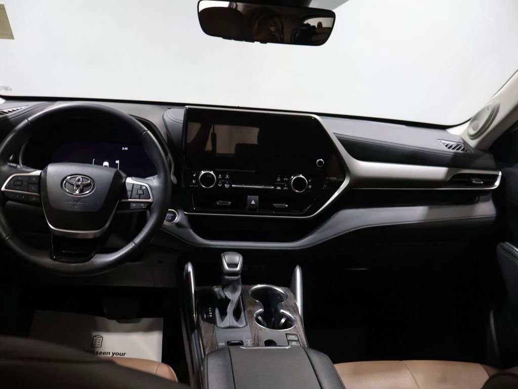 Used 2025 Toyota Highlander Limited AWD/4WD image 17