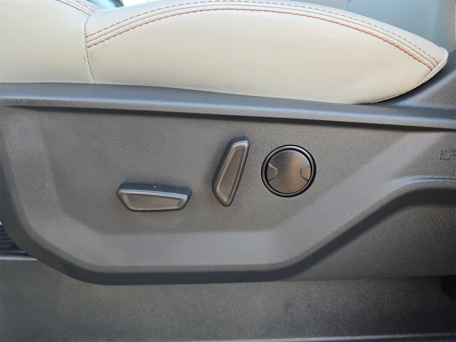 New 2025 Ford Expedition Active image 15