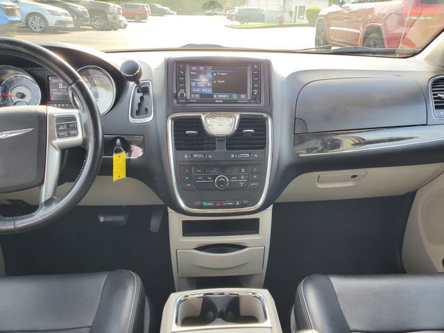 Used 2013 Chrysler Town & Country Touring FWD image 18