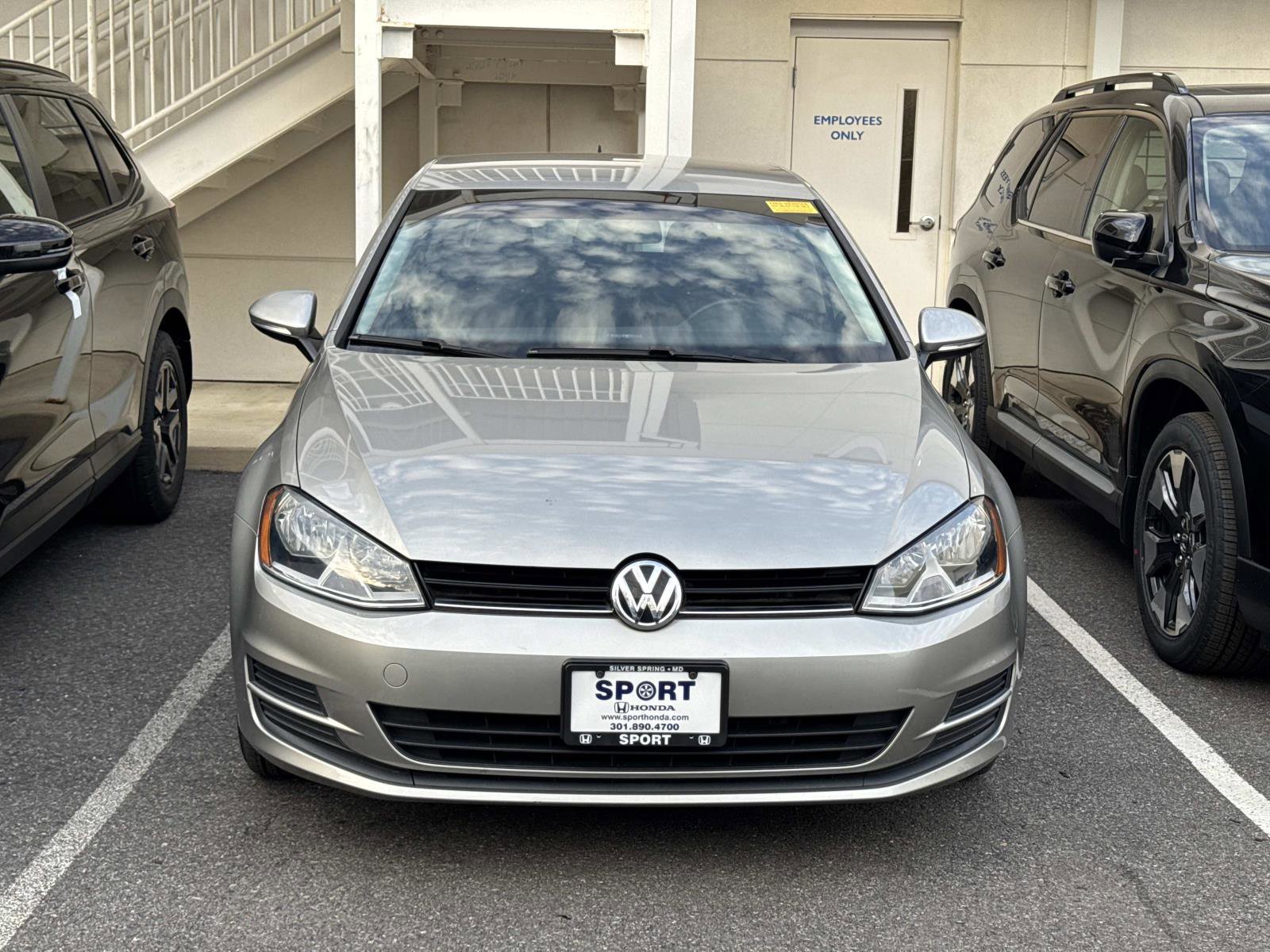 Used 2016 Volkswagen Golf 4-Door image 2