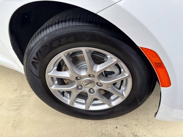 Used 2023 Chrysler Pacifica Touring FWD image 38