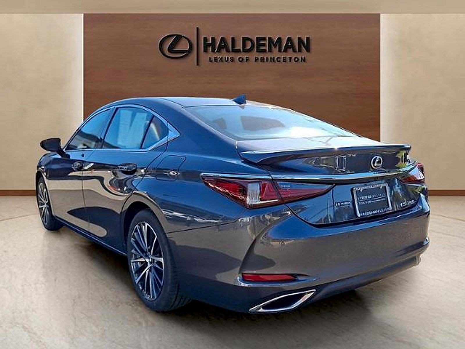 Used 2023 Lexus ES 350 w/ Premium Package FWD image 4