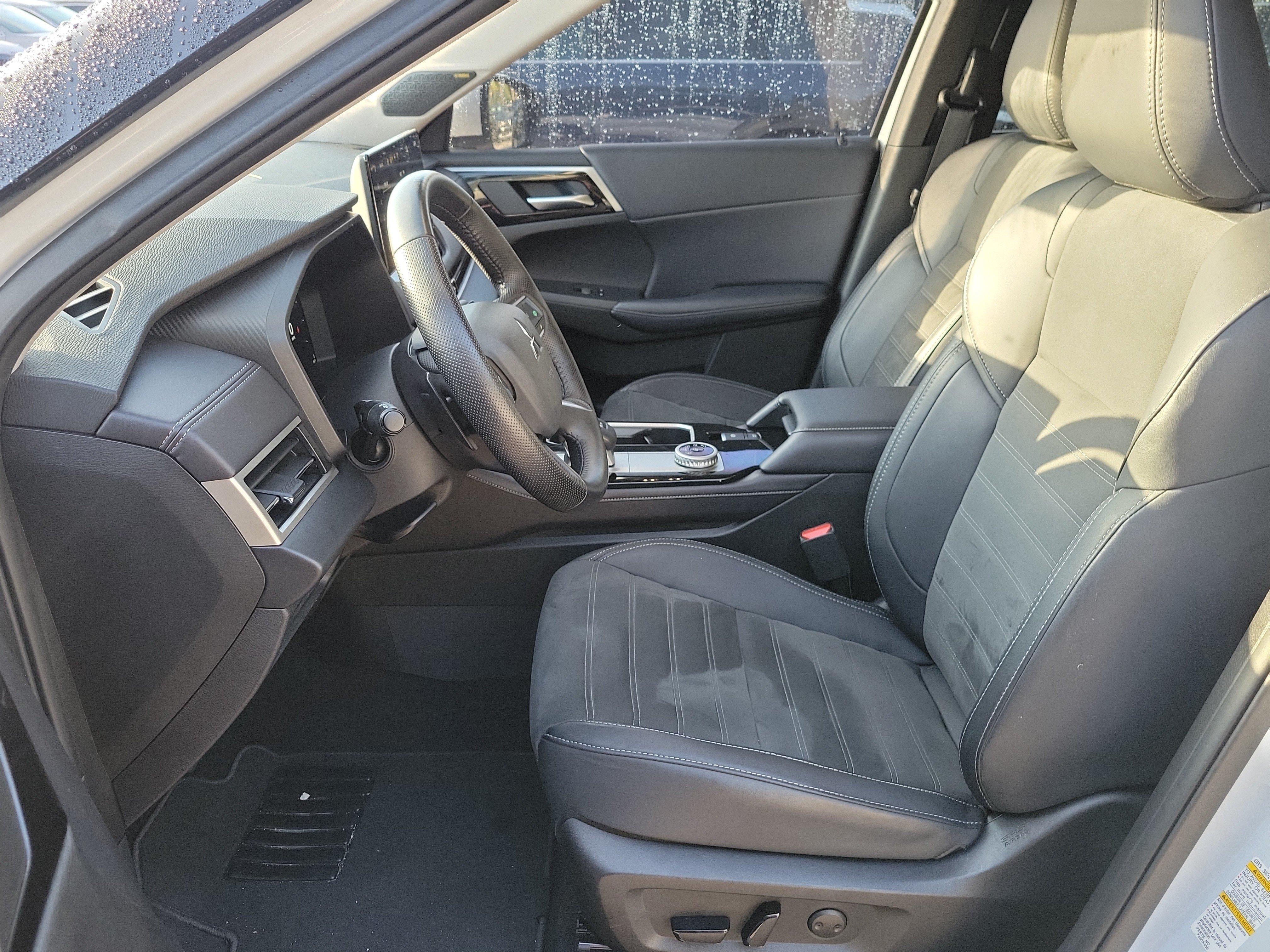 Used 2025 Mitsubishi Outlander SE FWD image 23