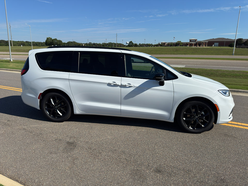 New 2026 Chrysler Pacifica Limited w/ S Appearance Package FWD image 8