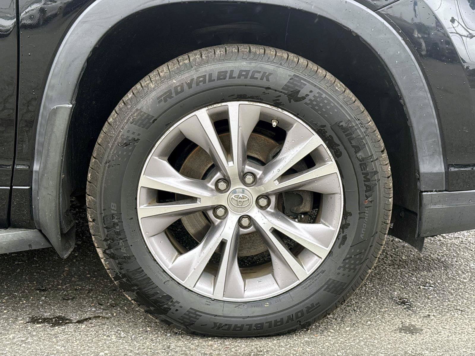 Used 2015 Toyota Highlander XLE AWD/4WD image 32