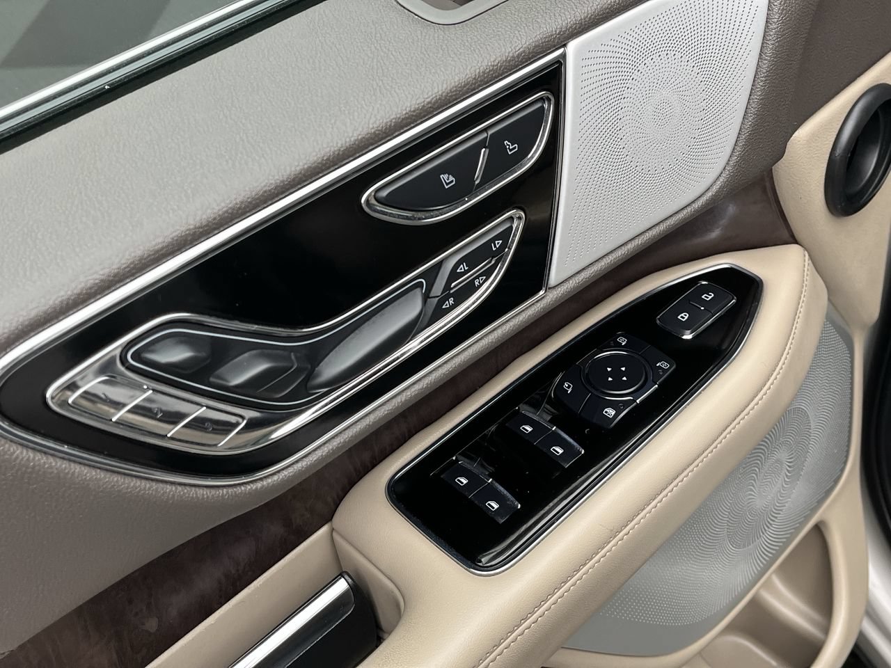 Used 2023 Lincoln Navigator L Reserve AWD/4WD image 10