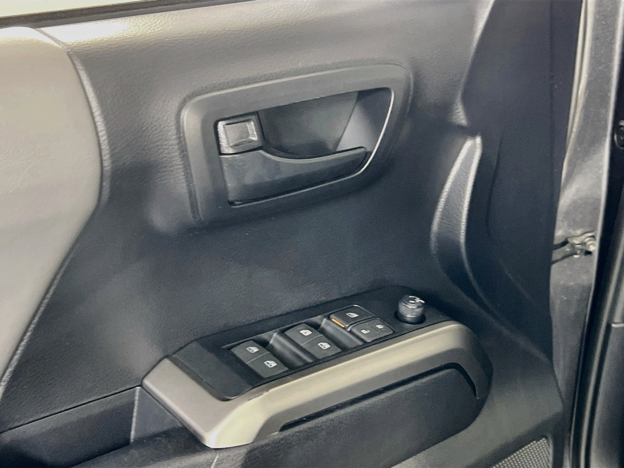 Used 2019 Toyota Tacoma SR5 AWD/4WD image 17