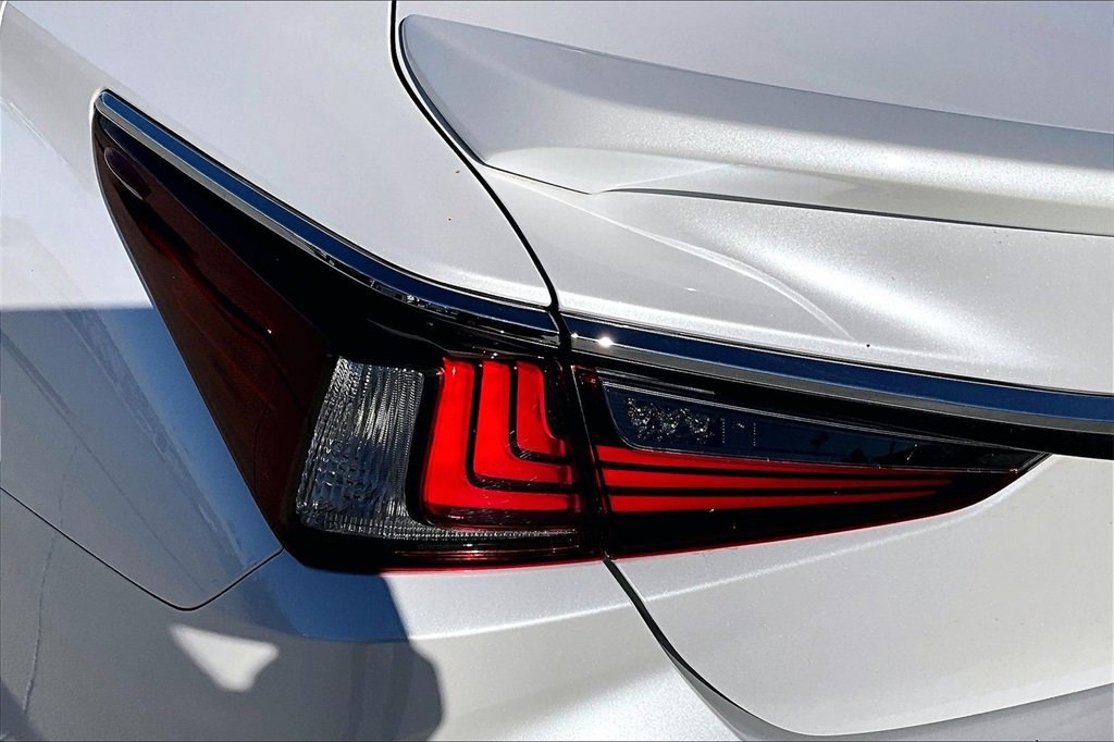 Used 2022 Lexus ES 300h w/ Premium Package image 31