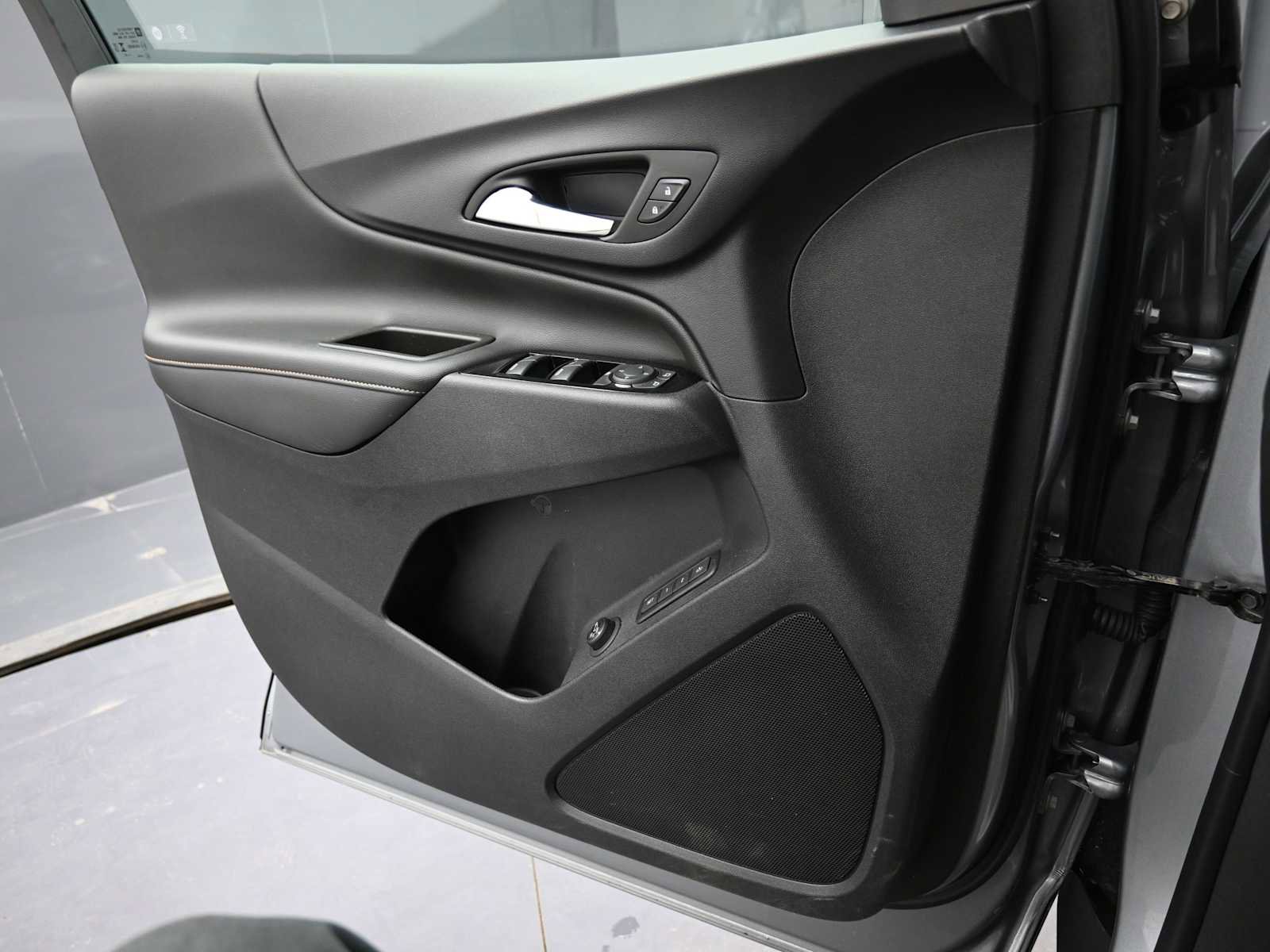Used 2023 Chevrolet Equinox Premier image 12