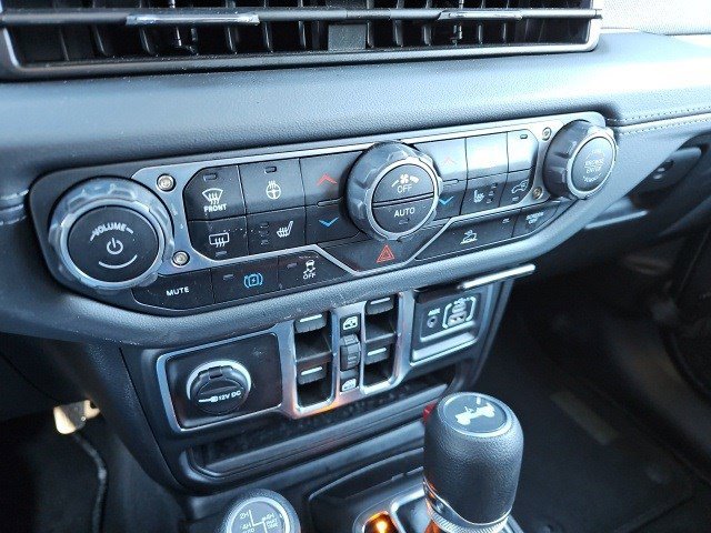 Used 2025 Jeep Wrangler Sahara image 25